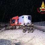 Neve sulle strade, camion si mette di traverso sulla statale per Lanusei, altro incidente a Macomer