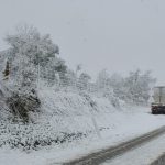 Nevica in Barbagia, strade imbiancate. Partiti i mezzi spargisale