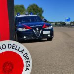 Ubriaco danneggia le auto e aggredisce i passanti a Tortolì: arrestato