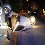 Incidente a Posada, auto si ribalta: due persone ferite