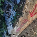 Il sentiero naturalistico di Cala Fuili imbrattato dai vandali