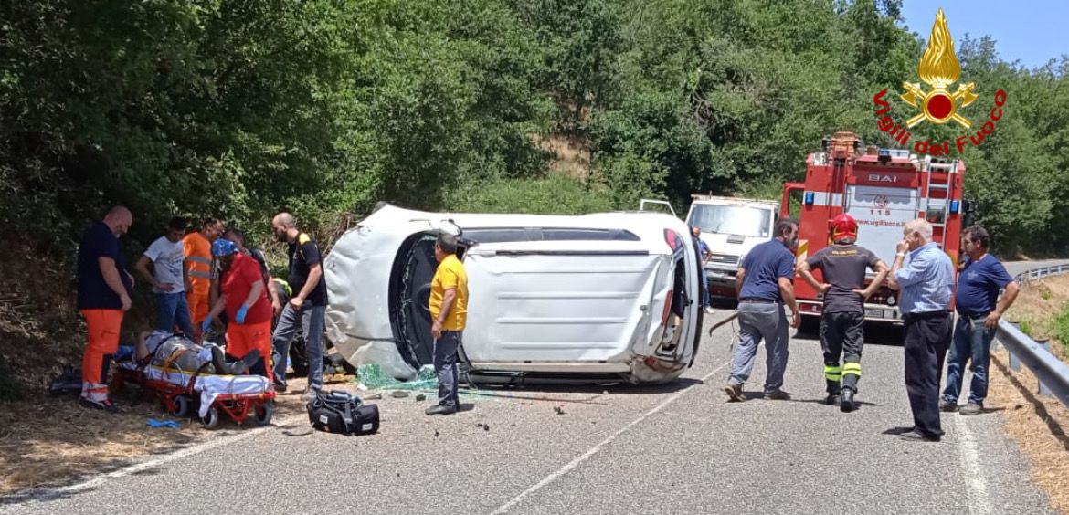 Auto esce fuori strada e si ribalta sulla sp 4, grave un anziano