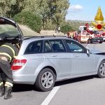 Perde il controllo dell'auto e si scontra al guardrail, feriti 3 giovani