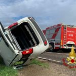 Perde il controllo dell'auto e si ribalta sul fianco: un ferito