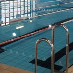 Allarme nella piscina di Nuoro, crolla il controsoffitto a pochi metri dai nuotatori