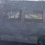 Scuolabus in fiamme a Gavoi, attentato incendiario a pochi metri dalla polizia