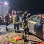 Perde il controllo dell'auto e rimane incastrato nella barriera spartitraffico