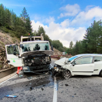 Scontro tra auto e camion della nettezza urbana, un ferito