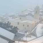 L'inverno è arrivato nel Nuorese, la neve cade anche sui paesi