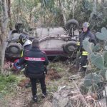 Perde il controllo dell'auto e finisce in una scarpata a Loceri, 2 feriti