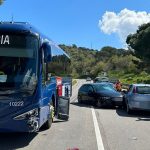 Tamponamento fra due auto e un bus a Pratosardo, un ferito