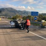 Famiglia di Lotzorai si schianta sul guard rail: auto in fiamme sulla 125