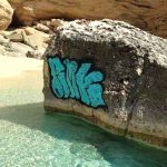 Lo spray dei writers deturpa uno scoglio a Baunei, la Guardia Costiera indaga