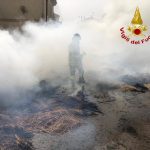 Incendio di rotoballe nel centro di Lula, scatta l'allarme