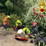 Brutto incidente sulla strada statale 125, grave un motociclista