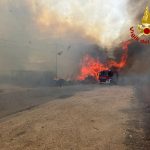 Vasto incendio a Tortolì, fiamme vicino alle case e sulla Statale 125