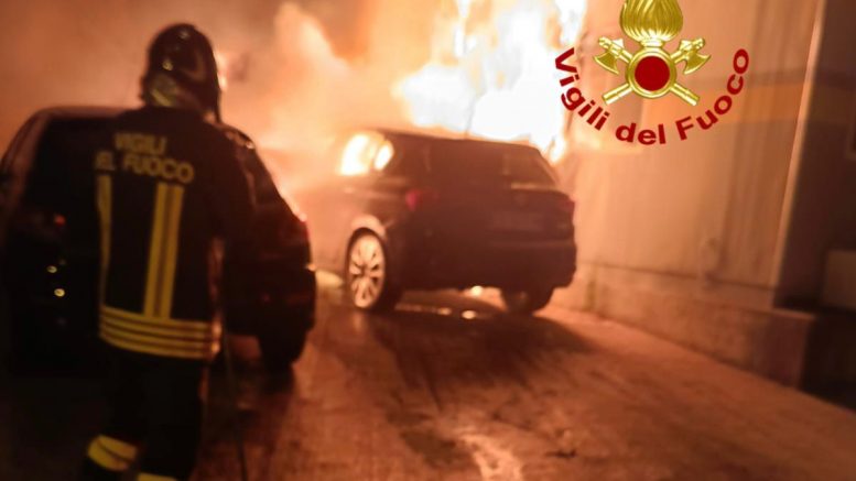 Incendio nella notte a Siniscola, distrutta un'autocarrozzeria