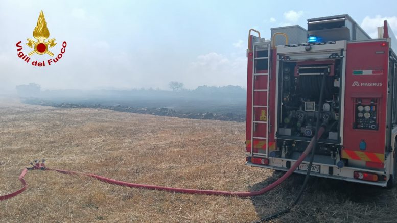 Inferno di fuoco a Sindia, l'incendio distrugge le campagne