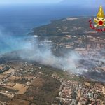 Incendio a Orosei, evacuate case e un residence a Sos Alinos: tre Canadair in azione