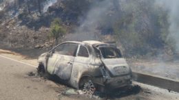 Grosso incendio a Belvi, le fiamme innescate da un'auto