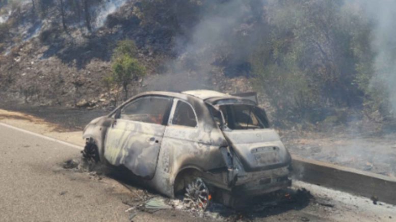 Grosso incendio a Belvi, le fiamme innescate da un'auto