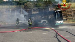 Bus in fiamme a Nuoro