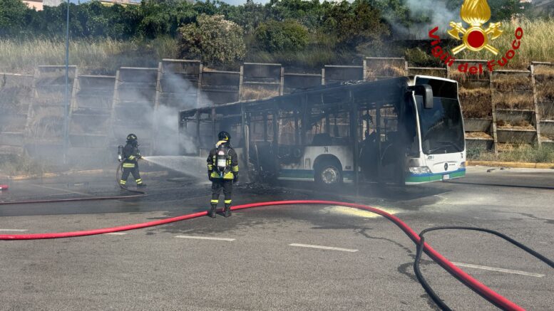 Bus in fiamme a Nuoro
